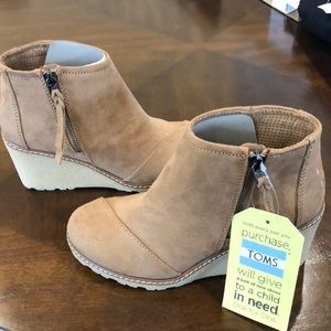 Size 6 Toms Avery Toffee Microfiber Wedge Booties